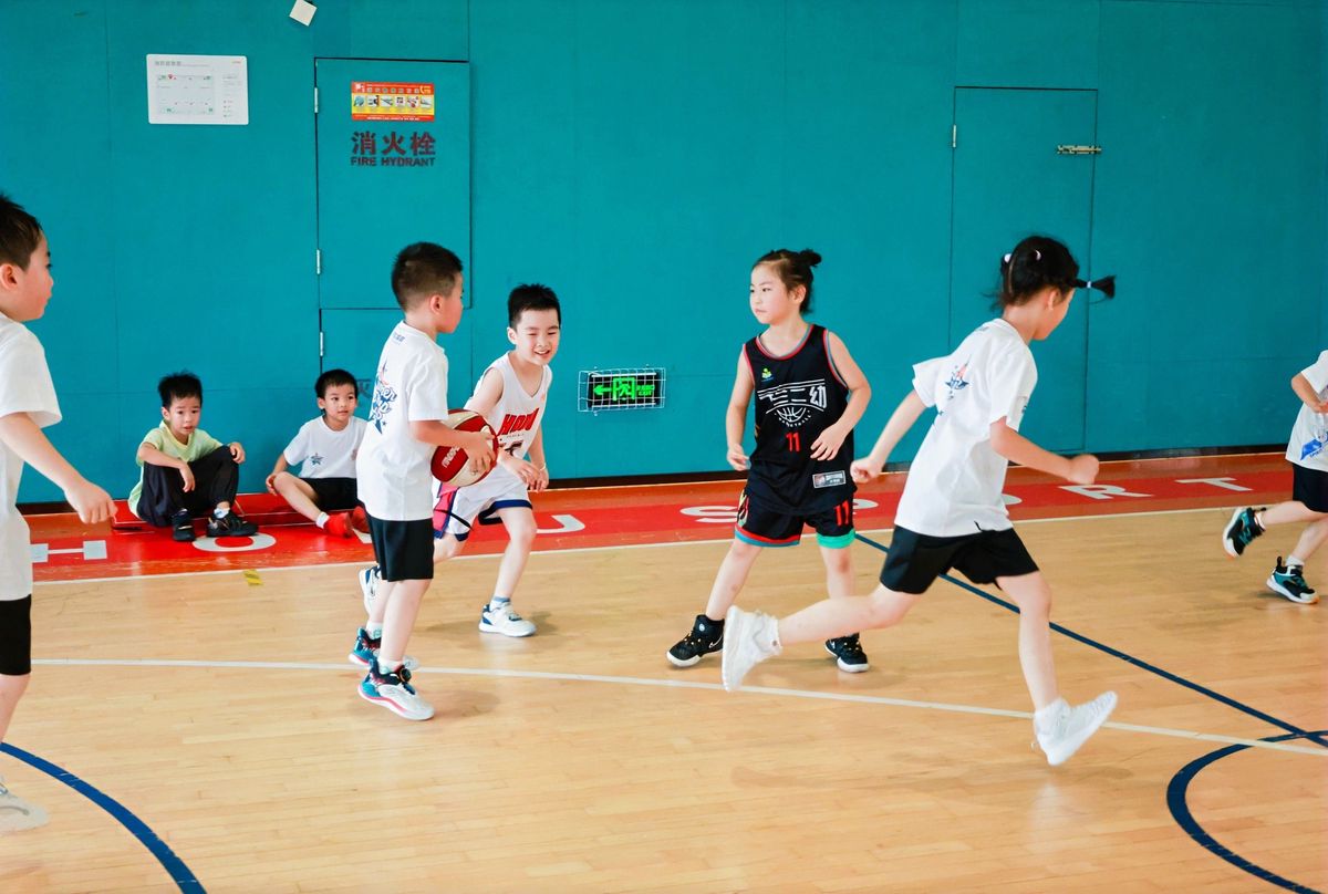 儿童如何在快乐的氛围中学习篮球